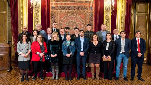 Uxue Barkos con los asistentes al encuentro Uxue Barkos con los asistentes al encuentro