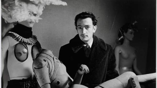 Denise Bellon. Salvador Dalí y su maniquí en la Exposition Internationale du Surréalisme, París, 1938 Denise Bellon. Salvador Dalí y su maniquí en la Exposition Internationale du Surréalisme, París, 1938