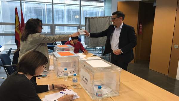 Fotografía de José Luján, votando Fotografía de José Luján, votando