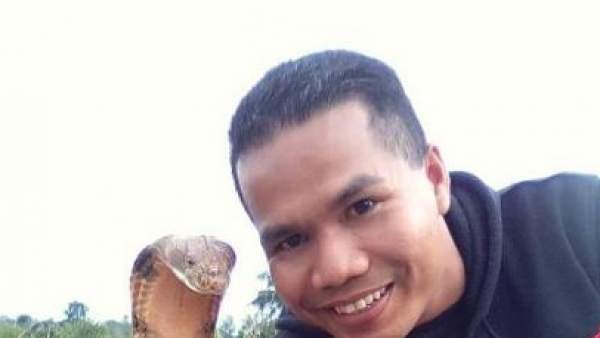 Abu Zarin Hussin, junto a una cobra en una foto de archivo Abu Zarin Hussin, junto a una cobra en una foto de archivo