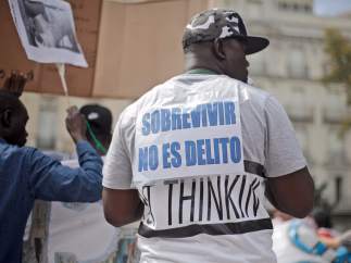 Mame Mbaye, el mantero fallecido, en una protesta por la criminalización del top manta