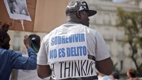 Mame Mbaye, el mantero fallecido, en una protesta por la criminalización del top manta Mame Mbaye, el mantero fallecido, en una protesta por la criminalización del top manta