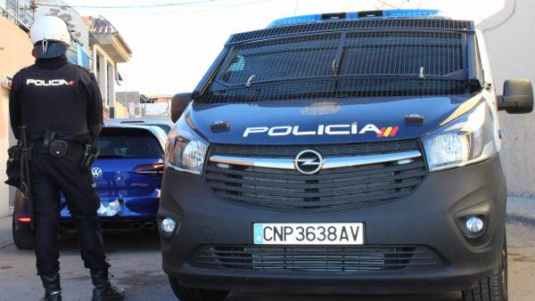Un agente de Policía Nacional junto a su vehículo Un agente de Policía Nacional junto a su vehículo