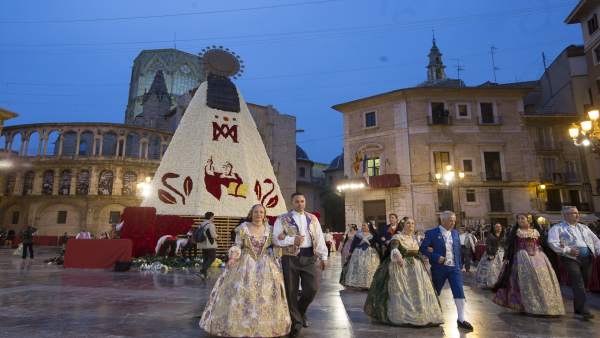 Imagen de archivo de la ofrenda a 'La Geperudeta' con motivo de las Fallas Imagen de archivo de la ofrenda a 'La Geperudeta' con motivo de las Fallas