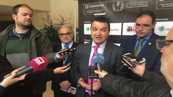 El consejero atiende a los medios El consejero atiende a los medios