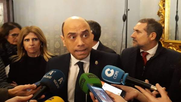 Echávarri, este jueves, delante de Eva Montesinos y Lalo Díez Echávarri, este jueves, delante de Eva Montesinos y Lalo Díez