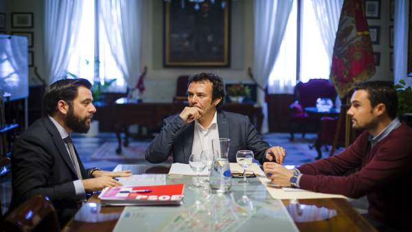 El alcalde de Cádiz reunido con el portavoz del PSOE en el Ayuntamiento El alcalde de Cádiz reunido con el portavoz del PSOE en el Ayuntamiento