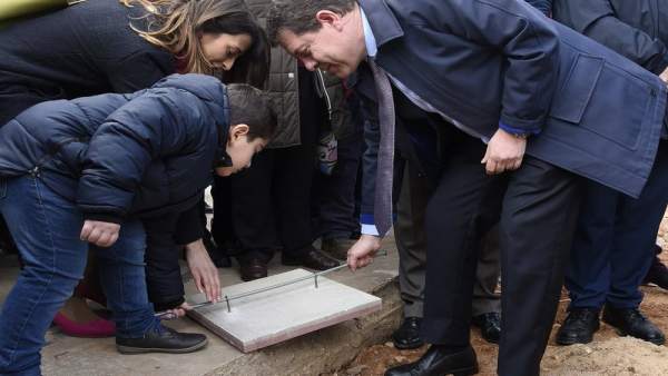Page pone la primera piedra del gimnasio de Viilagarcía del Llano Page pone la primera piedra del gimnasio de Viilagarcía del Llano