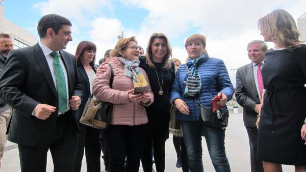 Susana Díaz y Francisco Reyes (i) con dos visitantes de la Feria de los Pueblos. Susana Díaz y Francisco Reyes (i) con dos visitantes de la Feria de los Pueblos.