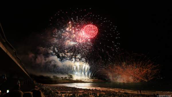 Fuegos artificiales en la playa de Tarragona Fuegos artificiales en la playa de Tarragona