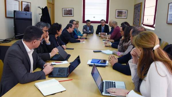 El rector preside la reunión El rector preside la reunión