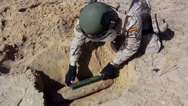 Miembro de la Armada desactivando explosivo encontrado en playa de San Fernando Miembro de la Armada desactivando explosivo encontrado en playa de San Fernando