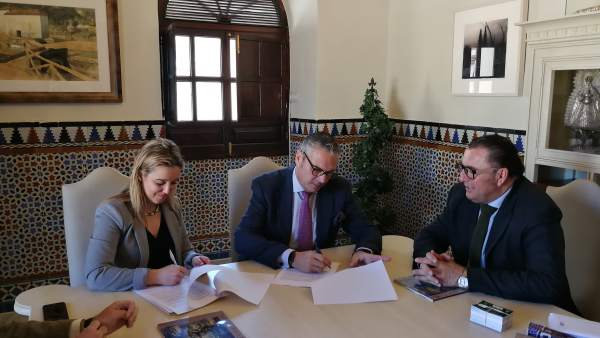 Firma de convenio entre Ayuntamiento de Alcalá y Consejo de Hermandades Firma de convenio entre Ayuntamiento de Alcalá y Consejo de Hermandades