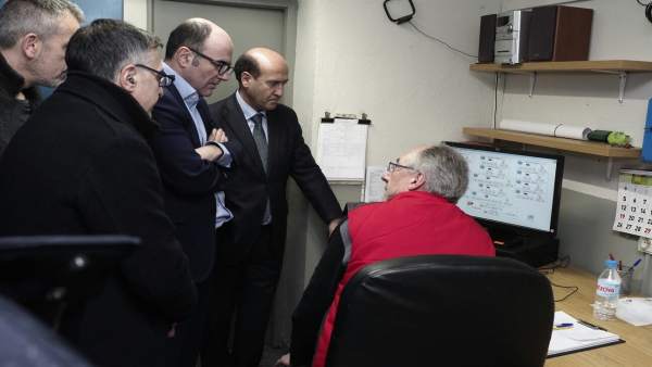 Ayerdi en la sala de control del sistema de calefacción. Ayerdi en la sala de control del sistema de calefacción.
