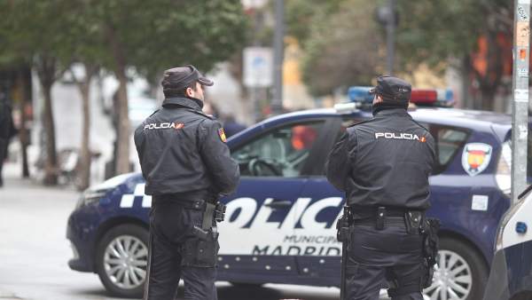 Agentes de la Policía Nacional en el barrio de Lavapiés tras los disturbios Agentes de la Policía Nacional en el barrio de Lavapiés tras los disturbios