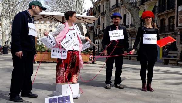 Amics de la Terra hace una performance en el Borne sobre el autoconsumo Amics de la Terra hace una performance en el Borne sobre el autoconsumo
