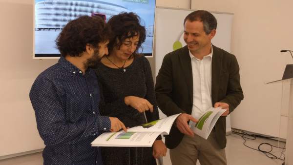 Iker Sagasti, Lorea Bilbao y Josu Waliño, en la presentación del informe Iker Sagasti, Lorea Bilbao y Josu Waliño, en la presentación del informe