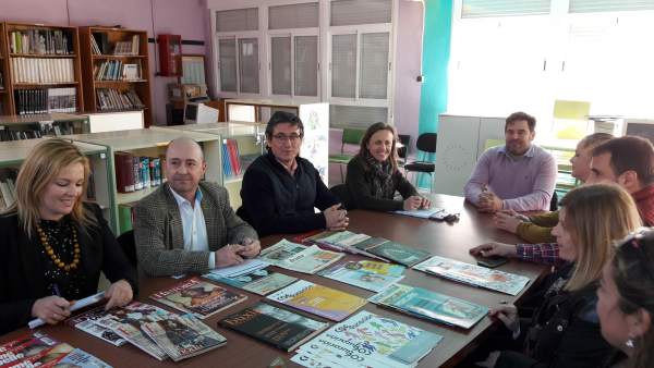Fernández reunida con la comunidad educativa del CEIP Virgen del Mar en Adra Fernández reunida con la comunidad educativa del CEIP Virgen del Mar en Adra