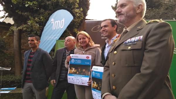 La alcaldesa de Cáceres con el cartel de la Media Maratón La alcaldesa de Cáceres con el cartel de la Media Maratón
