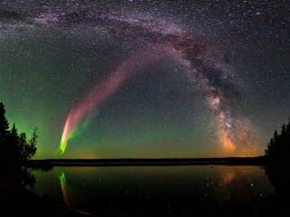 El fenómeno 'Steve', las misteriosas luces púrpura que pueden apreciarse en el cielo de Canadá, en latitudes mucho más bajas que las auroras boreales corrientes.