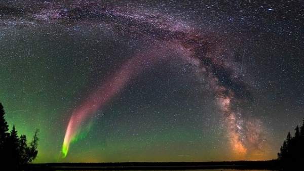 El fenómeno 'Steve', las misteriosas luces púrpura que pueden apreciarse en el cielo de Canadá, en latitudes mucho más bajas que las auroras boreales corrientes. El fenómeno 'Steve', las misteriosas luces púrpura que pueden apreciarse en el cielo de Canadá, en latitudes mucho más bajas que las auroras boreales corrientes.
