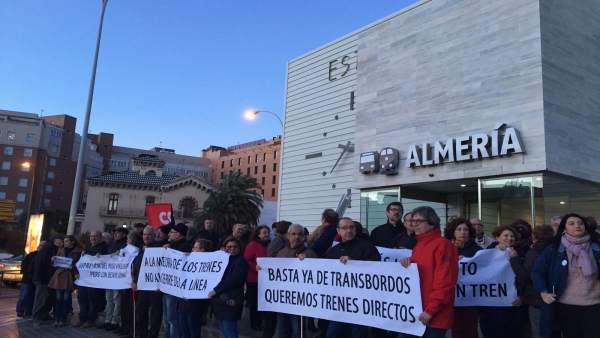 Protesta frente a la Estación Intermodal de Almería Protesta frente a la Estación Intermodal de Almería