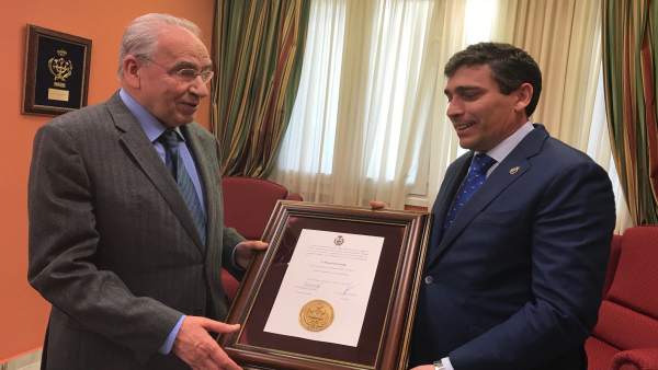 Alfonso Guerra recibe la Medalla de Oro del Coiti. Alfonso Guerra recibe la Medalla de Oro del Coiti.