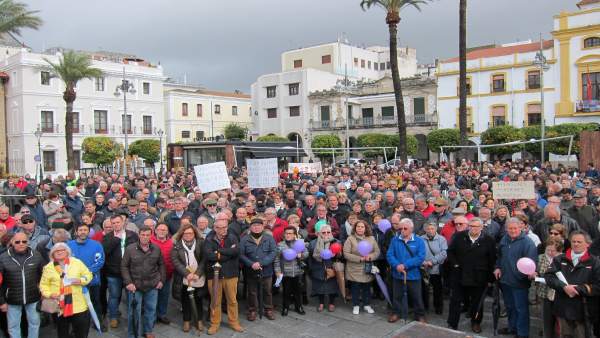 Concentración en Mérida por unas pensiones dignas Concentración en Mérida por unas pensiones dignas