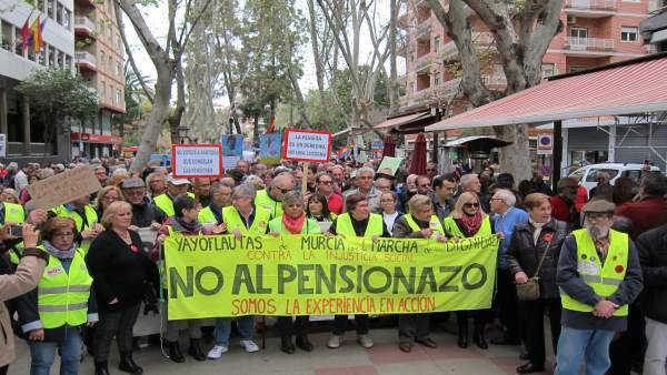 Los 'yayoflautas' en la manifestación en defensa de las pensiones Los 'yayoflautas' en la manifestación en defensa de las pensiones