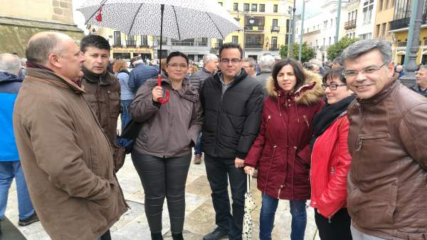 González, junto a otros dirigentes socialistas, en la concentración de Badajoz González, junto a otros dirigentes socialistas, en la concentración de Badajoz