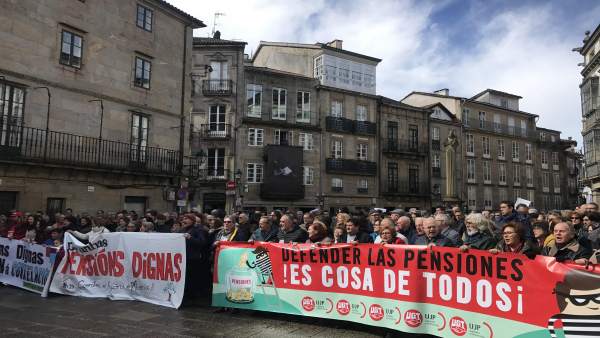 Pensionistas protestan en Santiago de Compostela Pensionistas protestan en Santiago de Compostela