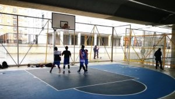 Cancha de baloncesto en los bajos del Puente Bosch. Cancha de baloncesto en los bajos del Puente Bosch.