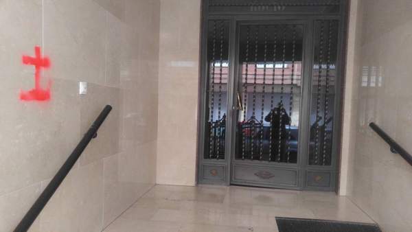 Pintada franquista en la puerta de un concejal en Callosa de Segura Pintada franquista en la puerta de un concejal en Callosa de Segura
