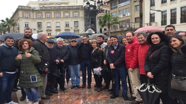 Representantes del PSOE participan en Huelva en la movilización por pensiones Representantes del PSOE participan en Huelva en la movilización por pensiones