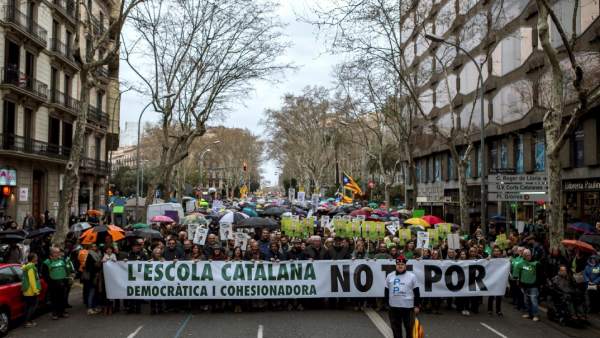 Miles de personas marchan en Barcelona en defensa de la inmersión lingüística Miles de personas marchan en Barcelona en defensa de la inmersión lingüística