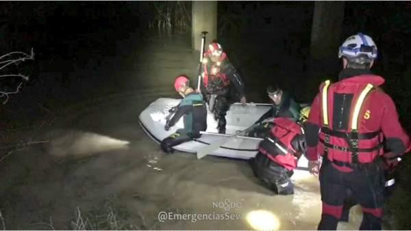 Buscan a un guardia civil arrollado por la corriente de un arroyo en Guillena Buscan a un guardia civil arrollado por la corriente de un arroyo en Guillena