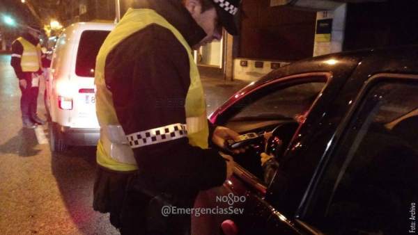 Policía Local realiza una prueba de alcoholemia a un conductor Policía Local realiza una prueba de alcoholemia a un conductor