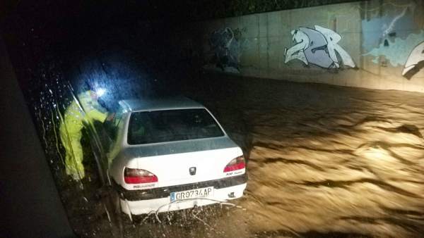 Rescate de un coche en Almuñécar (Granada) Rescate de un coche en Almuñécar (Granada)