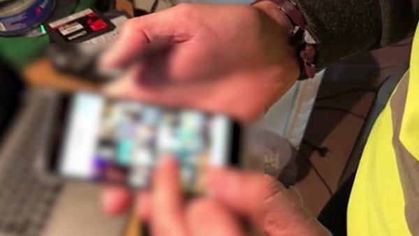 Pornografía infantil. Pornografía infantil.