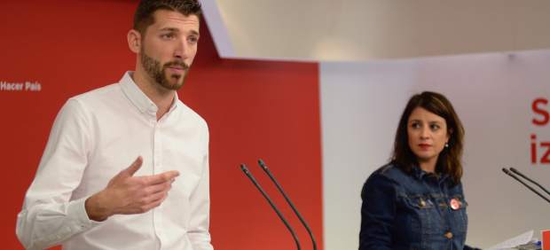 Omar Anguita, secretario general de JSE, y Adriana Lastra, número dos del PSOE.