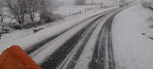 Carretera de Segovia afectada por nieve.