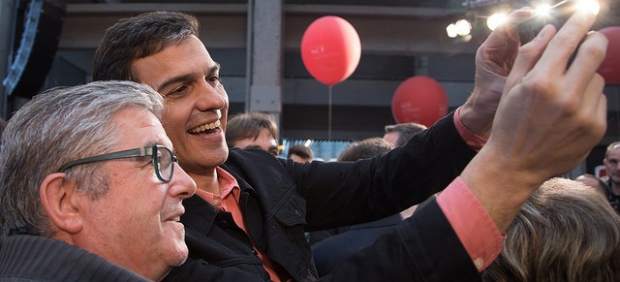 Pedro Sánchez, secretario general del PSOE, se fotografía este domingo con un asistente a la clausura de la Escuela de Buen Gobierno de su partido.