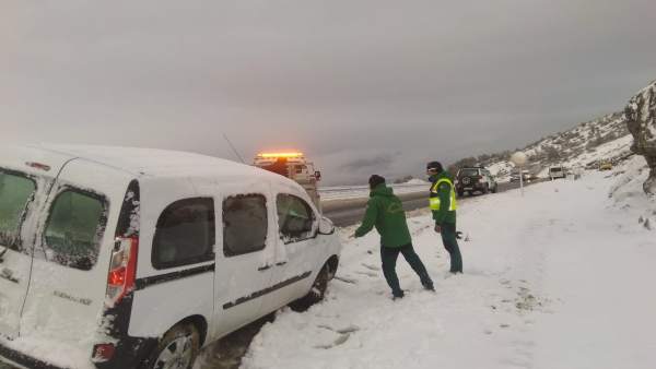 La Guardia Civil ha auxiliado a varios vehículos por nieve en la N-330 La Guardia Civil ha auxiliado a varios vehículos por nieve en la N-330