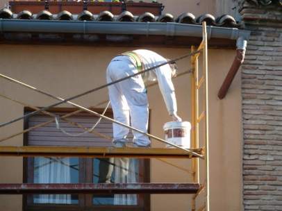 Trabajador en un andamio.