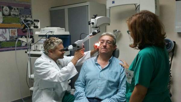 Profesionales sanitarios atienden a un paciente de Otorrinolaringología Profesionales sanitarios atienden a un paciente de Otorrinolaringología