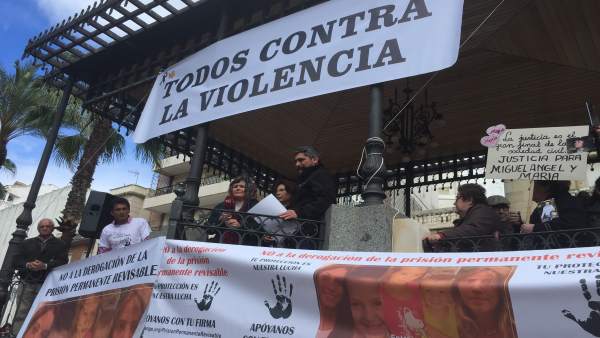Juan José Cortés y Ruth Ortiz en una concentración en Huelva. Juan José Cortés y Ruth Ortiz en una concentración en Huelva.