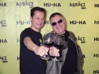 Chimo Bayo junto a Toni Arráez brindan con el nuevo vino HU-HA