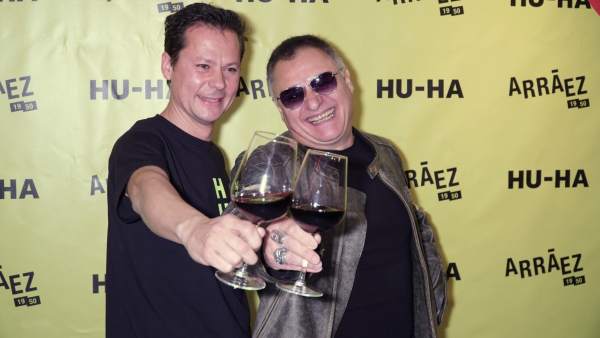 Chimo Bayo junto a Toni Arráez brindan con el nuevo vino HU-HA Chimo Bayo junto a Toni Arráez brindan con el nuevo vino HU-HA