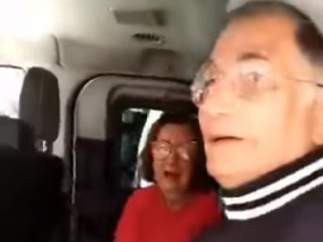 Hombre brasileño se reencuentra con su mujer.