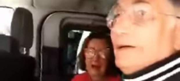 Hombre brasileño se reencuentra con su mujer.